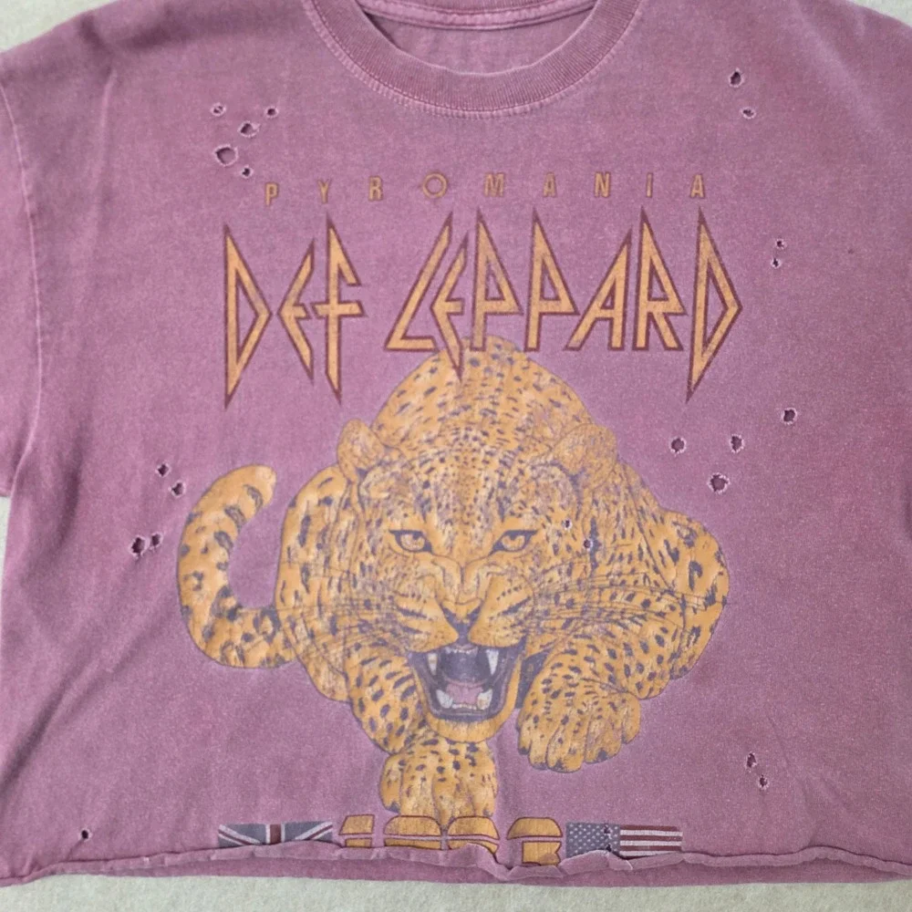 Womens Cropped Distressed Def Leppard Graphic Top Sz S/M Rock Festival T Shirt - Picture 2 of 7